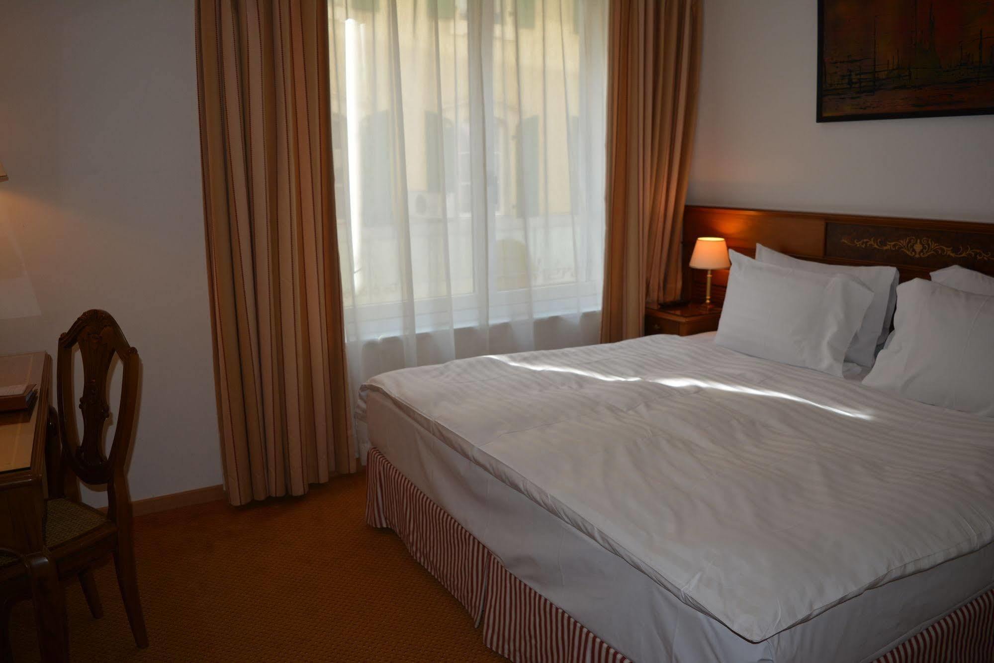 Hotel De La Couronne Морж Экстерьер фото